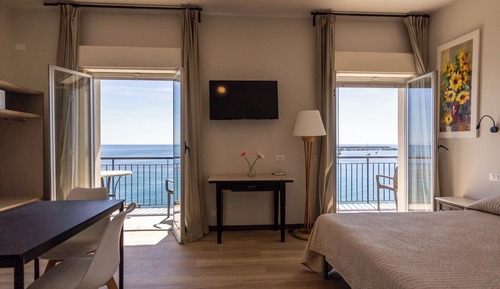 Estudio superior, balcón, vistas al mar