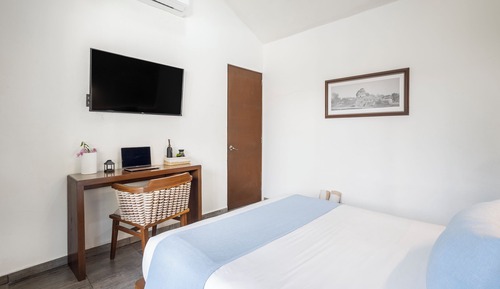 Suite Deluxe, 1 cama de matrimonio, baño privado, vistas a la piscina