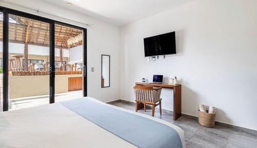 Suite Deluxe, 1 cama de matrimonio grande, baño privado, vistas a la piscina