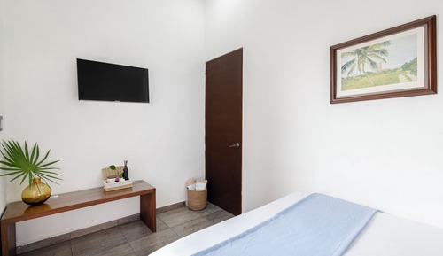 Habitación individual Deluxe, 1 cama de matrimonio, baño privado, vistas a la piscina