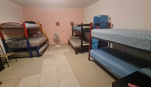 Habitación básica, varias camas, no fumadores