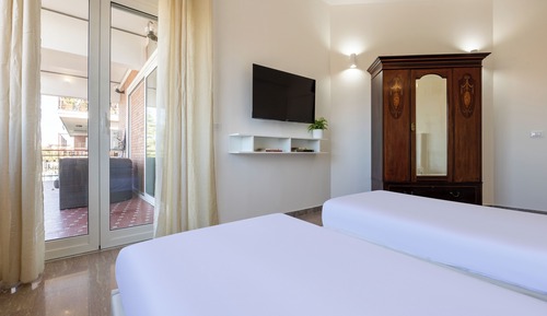 Habitación superior con 1 cama doble o 2 individuales, vistas a la ciudad