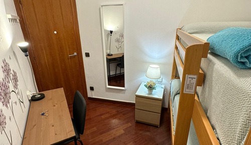 Habitación con 2 camas individuales, baño compartido