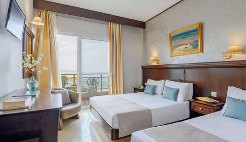 Habitación triple superior, balcón, vistas al mar