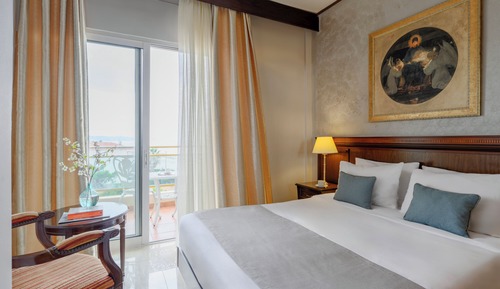 Habitación estándar con 1 cama doble o 2 individuales, balcón, vistas parciales al mar