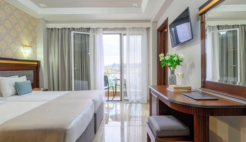 Habitación superior con 1 cama doble o 2 individuales, balcón, vistas al mar