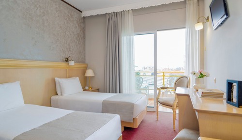 Habitación triple estándar, balcón, vistas parciales al mar