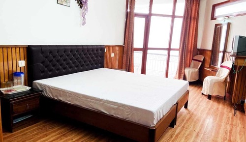 Habitación estándar con 1 cama doble o 2 individuales, balcón, vistas a la montaña