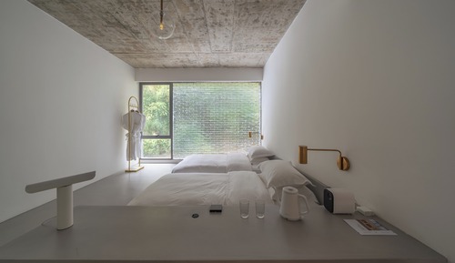 Habitación básica con 2 camas individuales, vistas a la colina