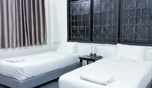 Habitación básica con 2 camas individuales