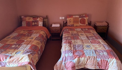 Habitación tradicional con 2 camas individuales, balcón, vistas a la montaña