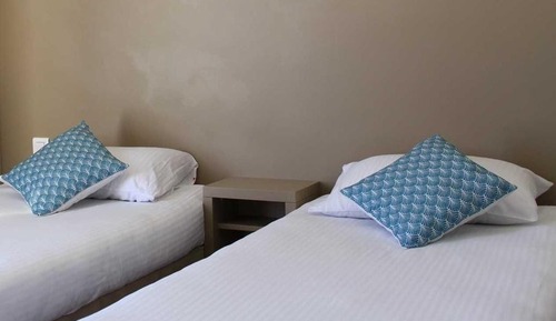 Habitación con 2 camas individuales, vistas parciales al mar