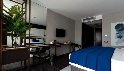 Habitación de lujo con 1 cama doble o 2 individuales, balcón, vistas a la ciudad