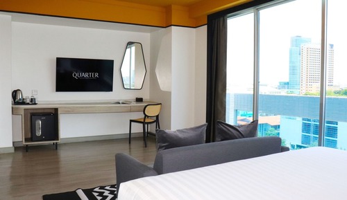 Deluxe Corner Room With Bathtub