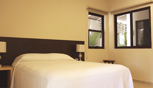 Habitación Deluxe, 1 cama de matrimonio, patio, vistas a la piscina