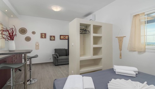 Estudio básico, balcón, vistas a la bahía
