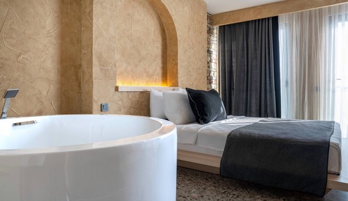 Suite de lujo, bañera de hidromasaje, en esquina