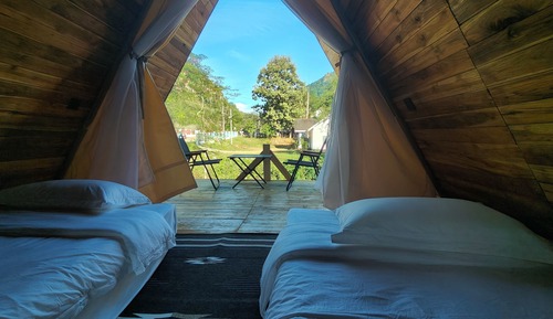 Chalet clásico, patio, vistas a la colina