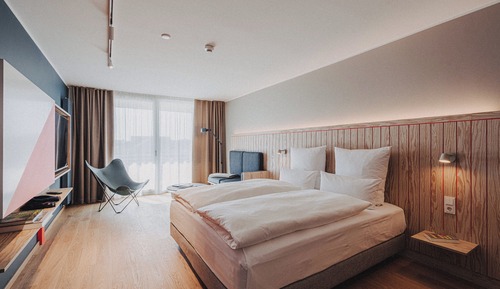 Habitación básica con 2 camas individuales, 1 cama de matrimonio grande, frente a la playa