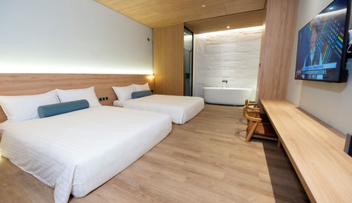 Habitación con 2 camas individuales, 2 camas dobles, sin ventanas
