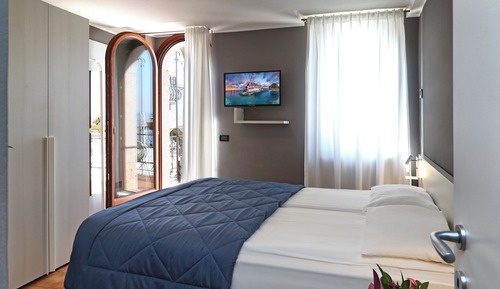 Habitación Deluxe con 1 cama doble o 2 individuales, balcón, vistas al lago