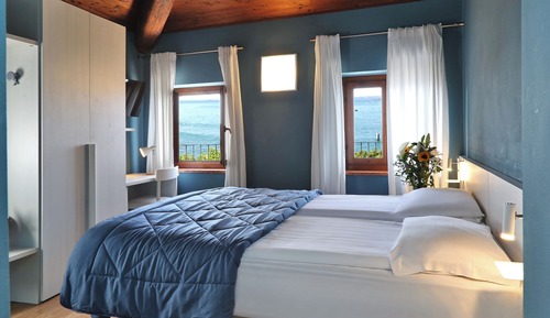 Habitación con 1 cama doble o 2 individuales, vistas al lago