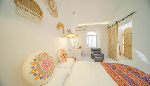 Habitación superior con 2 camas individuales, vistas a la piscina