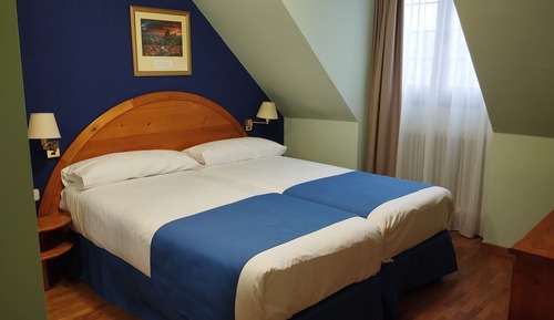 Habitación con 1 cama doble o 2 individuales, balcón, vistas a la montaña