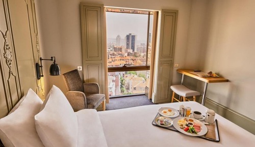 Habitación superior con 1 cama doble o 2 individuales, vistas a la ciudad