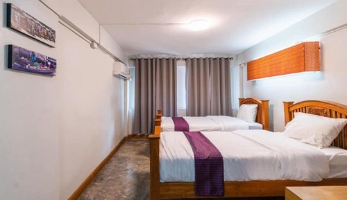 Habitación básica con 2 camas individuales, vistas a la ciudad