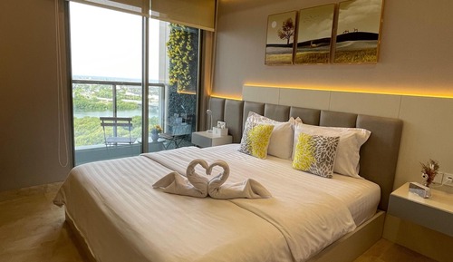 Estudio superior, 1 cama de matrimonio grande, balcón, vistas al mar