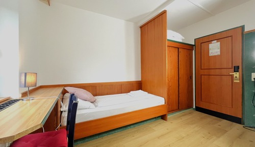Habitación básica con 1 cama doble o 2 individuales