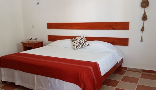Habitación básica, 1 cama de matrimonio grande, cocina básica, vistas al patio