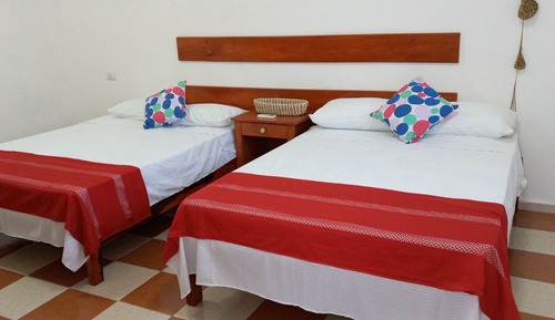 Habitación básica, 2 camas dobles, cocina básica, vistas al patio