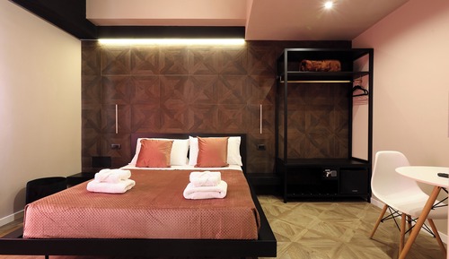 Habitación superior con 1 cama doble o 2 individuales, 1 cama de matrimonio grande, balcón
