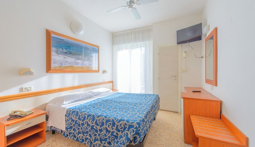 Habitación estándar con 1 cama doble o 2 individuales, 1 cama doble, balcón