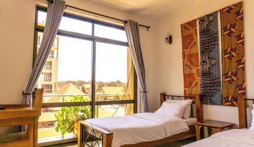 Habitación estándar con 2 camas individuales, balcón, vistas a la ciudad