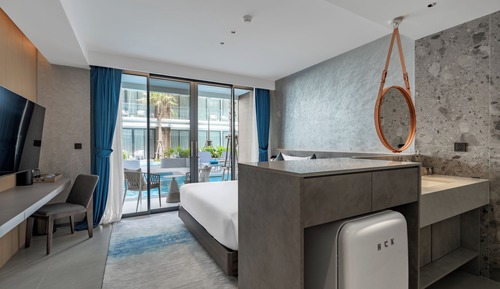 Habitación Premier con 1 cama doble o 2 individuales, balcón, vistas a la piscina