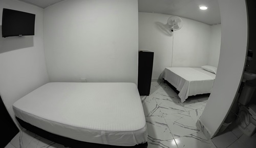 Habitación básica con 2 camas individuales