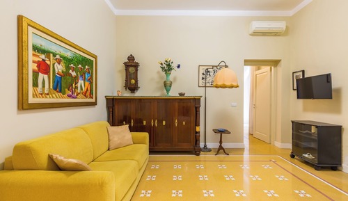 Apartamento clásico, 1 cama de matrimonio con sofá cama, baño privado, vistas parciales al mar