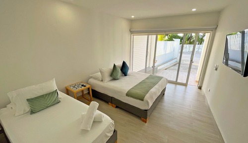 Habitación triple, vistas al mar