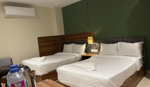 Habitación básica con 2 camas individuales, sin ventanas
