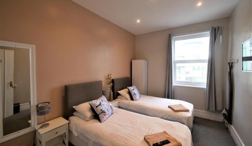 Habitación clásica con 2 camas individuales, balcón, vistas a la ciudad