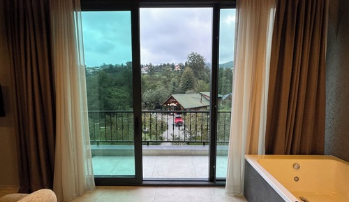 Habitación triple romántica, balcón, vistas al complejo turístico