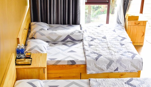Dormitorio compartido de diseño, vistas al jardín