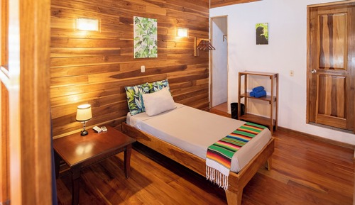 Habitación triple básica, varias camas
