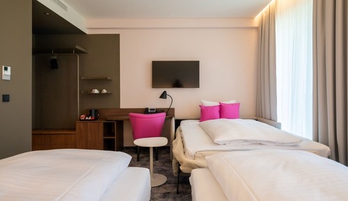 Habitación superior con 1 cama doble o 2 individuales, vistas al jardín