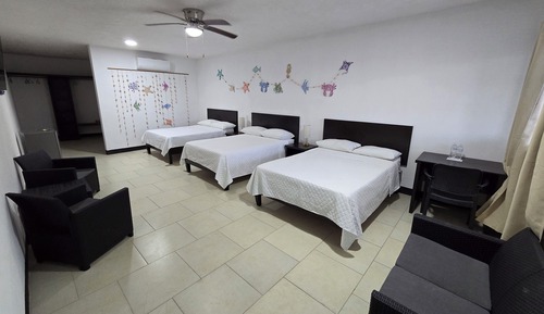 Habitación triple, vistas parciales al mar
