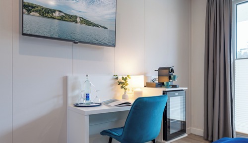 Habitación familiar con 2 camas individuales, balcón, vistas parciales al mar