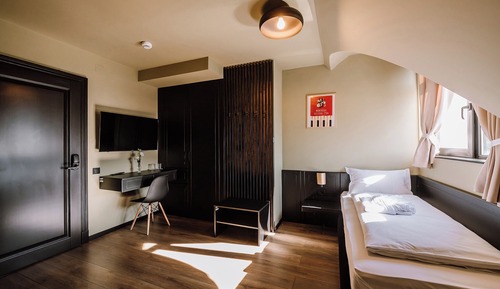 Habitación básica con 2 camas individuales